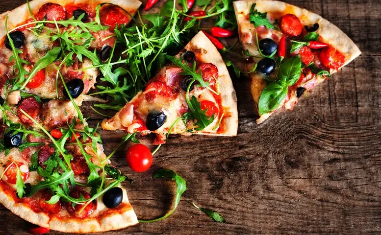 Jak podgrzać pizzę, by nie straciła smaku i chrupkości?