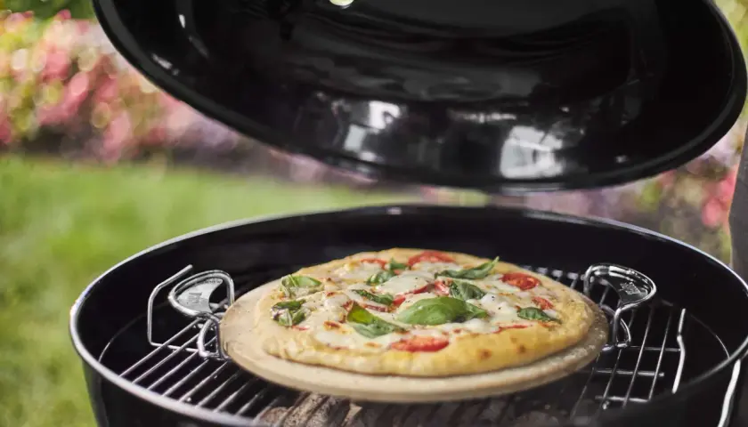 Jak przełożyć pizzę na kamień bez łopatki - 5 sprawdzonych metod