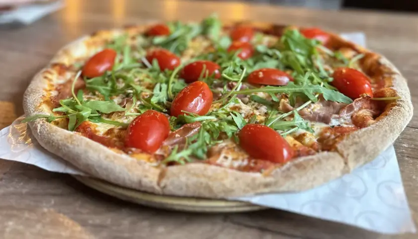 Jak powstała pizza? Odkryj fascynującą historię tej potrawy