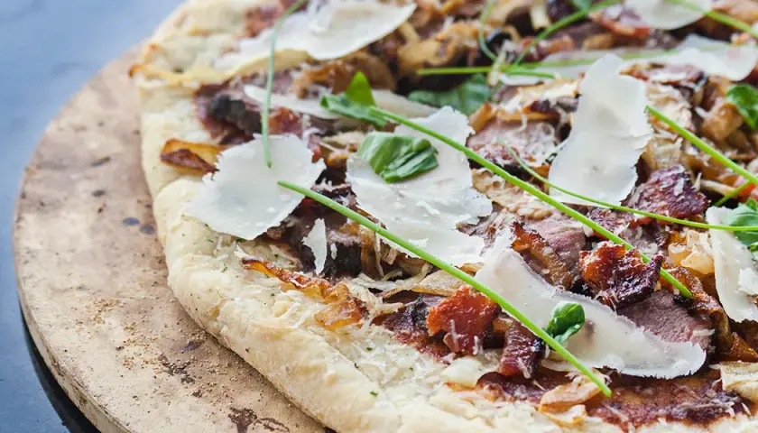 Jak czyścić kamień do pizzy, aby uniknąć uszkodzeń i przypaleń