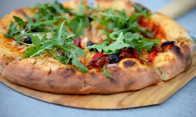 Przepis na pizzę jak z pizzerii - idealne ciasto i sos w domu