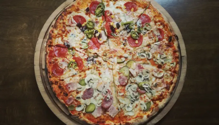 Ile kalorii ma pizza? Sprawdź kaloryczność różnych rodzajów pizzy