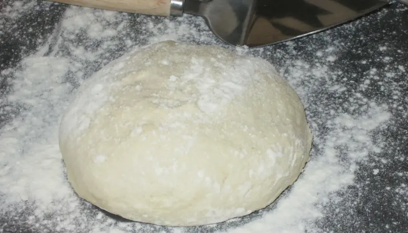 Jak zrobić ciasto na pizzę, które zawsze się udaje – sprawdzone przepisy