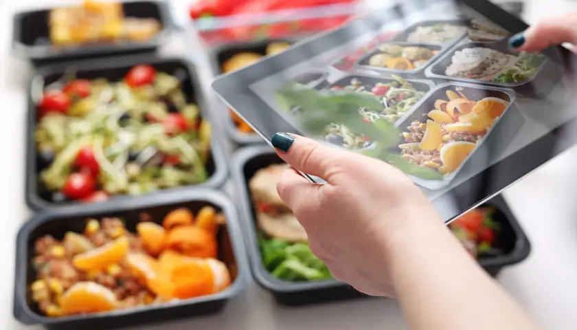Catering dietetyczny co to? Odkryj zalety i różnice w diecie pudełkowej
