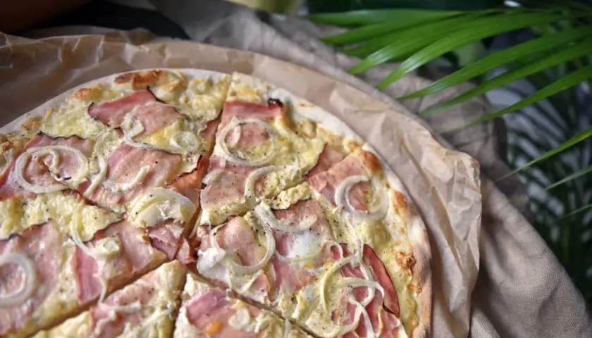 Jaka szynka na pizzę? Odkryj najlepsze smaki i połączenia